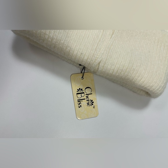 Elegant NWT Cherie Bliss Cream Knit Hat with Faux Fur Pom - Picture 3 of 8